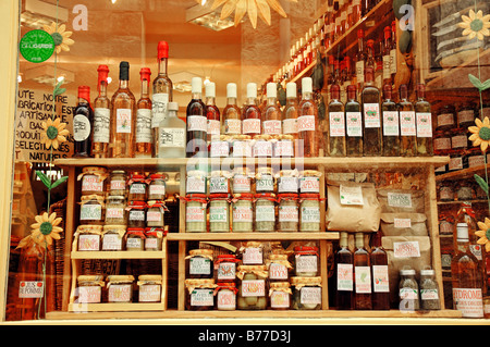 Bouteilles de vin et de spécialités régionales dans vitrine, Entrevaux, Alpes de Haute-Provence, Provence-Alpes-Cote d'Azur, sud Banque D'Images