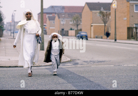 Les membres de l'église la fraternité de la Croix et étoiles promenade par Moss Side, sur leur chemin à l'église le dimanche matin." Banque D'Images