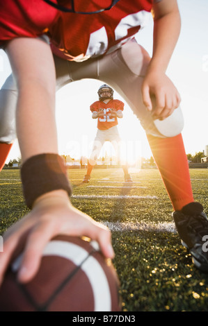 Centre de football prépare à le quart-arrière de football Banque D'Images