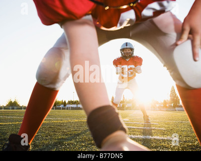 Centre de football prépare à le quart-arrière de football Banque D'Images