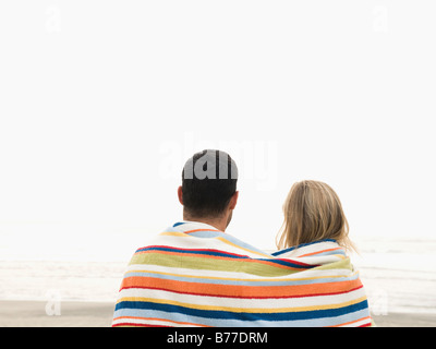 Couple towel on beach Banque D'Images