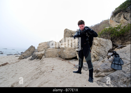SCUBA DIVER prépare à aller dans l'eau Banque D'Images