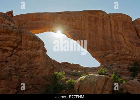 Soleil qui brille derrière la fenêtre du Sud Arch Arches National Park, Utah Banque D'Images