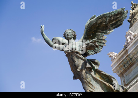 Statue d'un ange sur le Monumento a Vittorio Emanuele II, National Monument, Via del Corso, Rome, Italie, Europe Banque D'Images