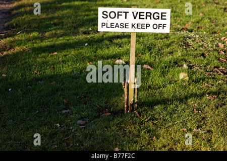 Inscrivez-vous sur wooden post disant Soft Point veuillez garder au-dessus de l'herbe Banque D'Images