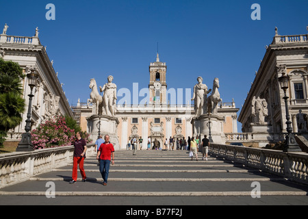 Escalier menant à la Piazza del Campidoglio Square, statue équestre de l'empereur Marc Aurel et les deux Dioscures Casor et Banque D'Images