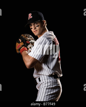 Portrait de pitcher preparing to throw ball Banque D'Images