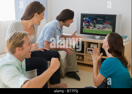 Les amis de regarder un match de baseball et acclamer Banque D'Images