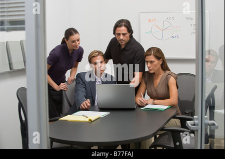 Business people working on laptop réunion Banque D'Images