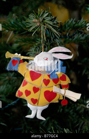 Le lapin blanc comme Herald, un personnage d'Alice au Pays des Merveilles, Christmas Tree ornament, Londres, Angleterre Banque D'Images