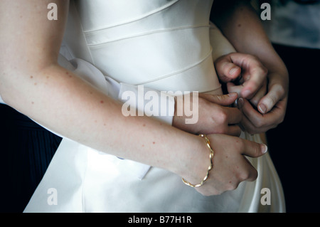 Bride and Groom holding hands durant leur mariage Banque D'Images