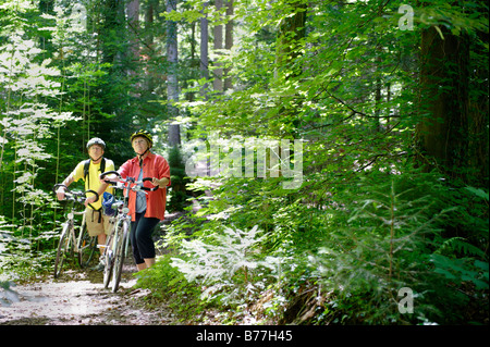 Les cyclistes dans le parc de la faune, Paterzeller Eibenwald, Yew Tree forêt près de Wessobrunn, Haute-Bavière, Bavaria, Germany, Europe Banque D'Images