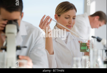 Des expériences scientifiques en laboratoire pharmaceutique Banque D'Images