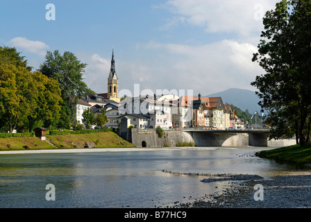 Centre-ville historique et Eglise de l'Assomption au-dessus de la rivière Isar, Bad Toelz, Upper Bavaria, Bavaria, Germany, Euro Banque D'Images