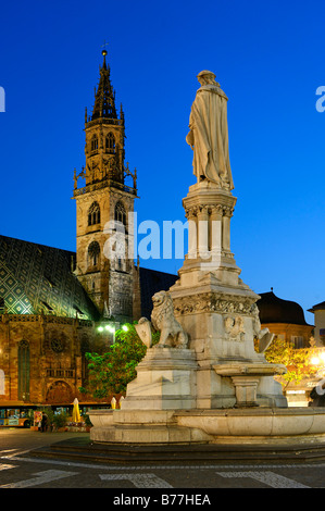 Mémorial à Walter von der Vogelweide en face de la cathédrale de l'Assomption, Walterplatz, Walter, carrés, Bolzano Bozen, Banque D'Images