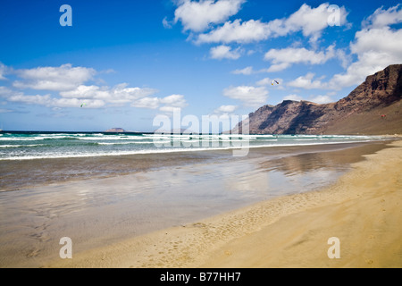 Playa de Famara risco de Famara beach Mountain rochers sable reflet Lanzarote Iles Canaries Espagne Banque D'Images