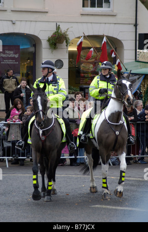 Les officiers de police sur les chevaux en patrouille Banque D'Images