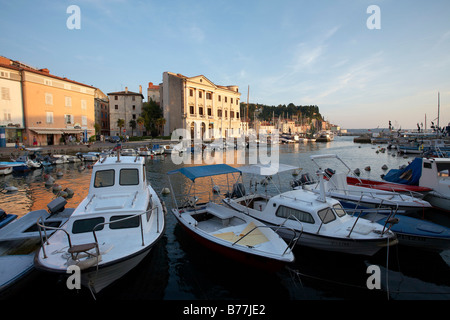 Bateaux dans Piran Harbour, Istrie, Slovénie, Europe Banque D'Images