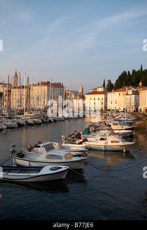 Bateaux dans Piran Harbour, Istrie, Slovénie, Europe Banque D'Images