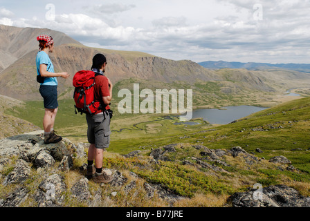 Les randonneurs, trekkeurs dans le Bujljukem Sailughem Saylyugem, vallée, montagnes, steppes Chuja, République de l'Altaï, en Sibérie, Russie, Asie