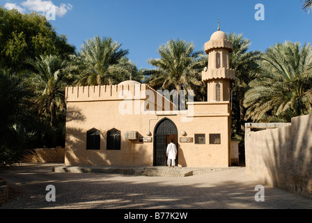 Mosquée dans le jardin de palmiers de l'Oasis d'Al Ain, l'Émirat d'Abu Dhabi, Émirats arabes unis, l'Arabie, près de East Banque D'Images