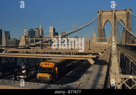 New York, le pont de Brooklyn, vue à partir de la passerelle piétonne de la Brooklyn lié les voies de circulation, & partie de Lower Manhattan skyline Banque D'Images