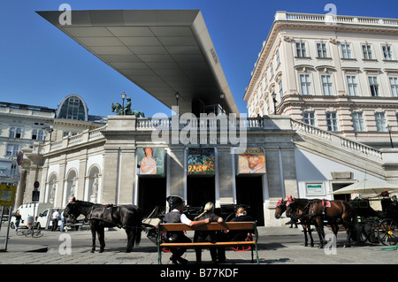 Buggy, à cheval, à l'extérieur de la Fiaker Albertina, Vienne, Autriche, Europe Banque D'Images