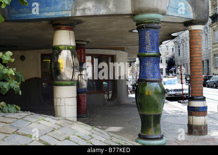 Les colonnes colorées, Hundertwasserhaus, Vienne, Autriche, Europe Banque D'Images