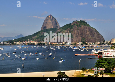 Sugarloaf Mountain, la baie de Botafogo, Rio de Janeiro, Brésil, Amérique du Sud Banque D'Images