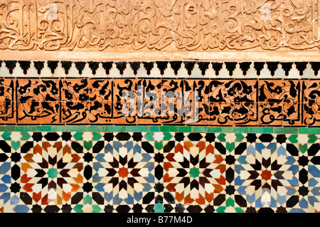 Mosaïque murale dans la cour intérieure de la Madrasa Ben Youssef, Qur'an, l'école dans la médina de Marrakech, Maroc, Afr Banque D'Images