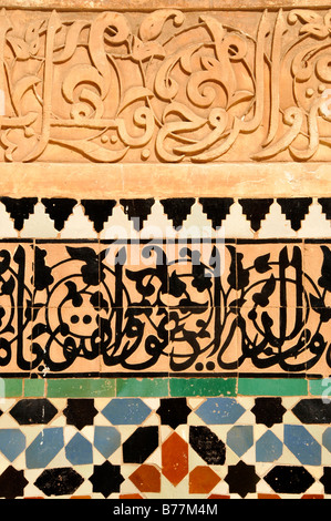 Mosaïque murale dans la cour intérieure de la Madrasa Ben Youssef, Qur'an, l'école dans la médina de Marrakech, Maroc, Afr Banque D'Images