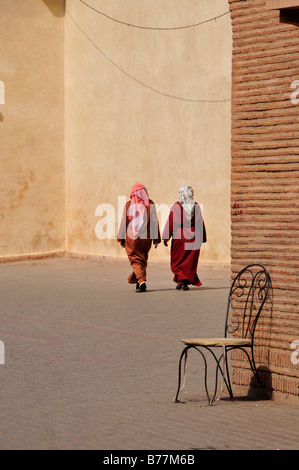 Deux femmes voilées en face de la mosquée Ben Youssef dans la médina de Marrakech, Maroc, Afrique Banque D'Images
