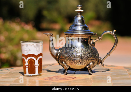 Théière en argent et verre de thé à la menthe avec thé, jardins de la Menara, Marrakech, Maroc, Afrique Banque D'Images