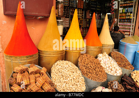 Des piles d'épices au souk, marché, dans la Medina, centre-ville historique de Marrakech, Maroc, Afrique Banque D'Images