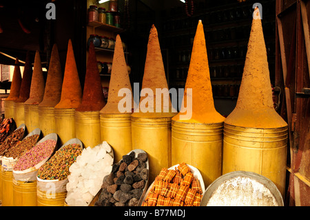 Des piles d'épices au souk, marché, dans la Medina, centre-ville historique de Marrakech, Maroc, Afrique Banque D'Images