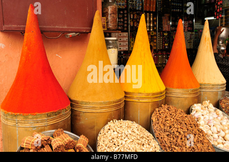 Des piles d'épices au souk, marché, dans la Medina, centre-ville historique de Marrakech, Maroc, Afrique Banque D'Images