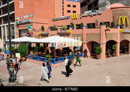 Deux femmes voilées en face d'unDonalds-Restaurant Mc dans le quartier Gueliz dans la ville nouvelle de Marrakech, Maroc, Afrique Banque D'Images