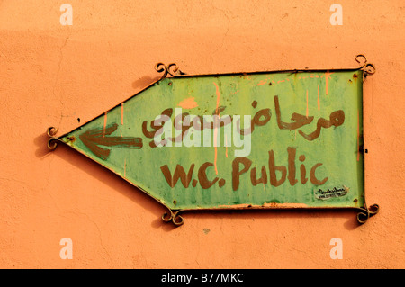 La marque d'un WC public en anglais et en arabe, Marrakech, Maroc, Afrique Banque D'Images