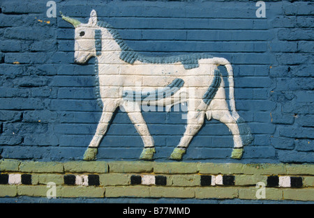 L'allégement de la brique sur le Ishtar-Gate du Palais Royal de Nabuchodonosor II, Babylone, reconstruction, Iraq, Middle East Banque D'Images