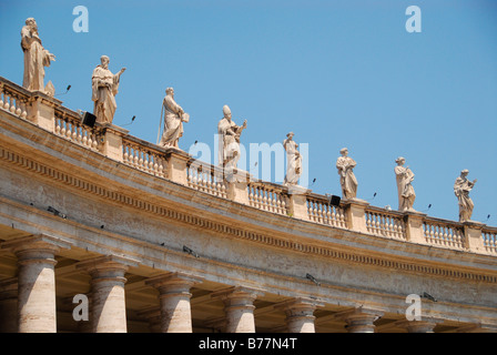 La doublure de statues haut de colonnades sur la Place Saint Pierre, Vatican, Rome, Italie, Europe Banque D'Images