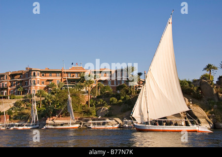 Voile de boutres en face de l'ancien contrat Hotel, Aswan, Egypte, Afrique du Sud Banque D'Images