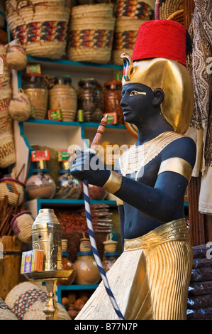 Dans une boutique de souvenirs, Assouan, Egypte, Afrique du Sud Banque D'Images