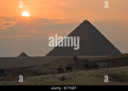Au coucher du soleil sur les pyramides, Gizeh, Egypte, Afrique du Sud Banque D'Images
