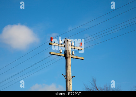 Poteau télégraphique contre le ciel bleu Banque D'Images