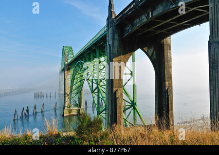 Vieux pont en acier, Yaquina Bay Bridge, attraction touristique, Newport, Lincoln County, côte de l'Oregon, USA, Amérique du Nord Banque D'Images