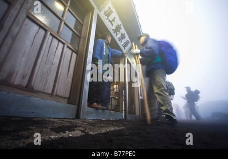 Les alpinistes lors d'un sommet hut au lever du soleil, le Mont Fuji, Japon, Asie Banque D'Images