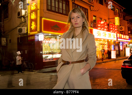 Jeune femme dans le quartier de la vie nocturne, photo de nuit, Shanghai, Chine, Asie Banque D'Images