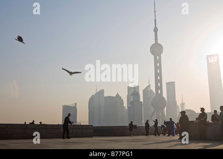 Les gens avec des cerfs-volants au Bund, en face de la skyline de Pudong, Shanghai, Chine, Asie Banque D'Images