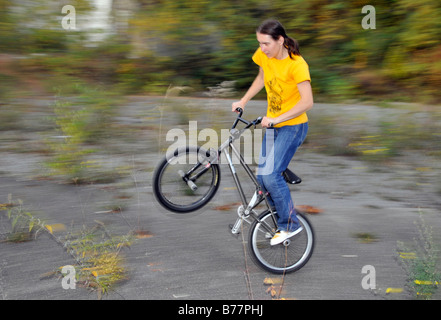 Monika Hinz, flatland BMX rider, en effectuant le peg wheelie stunt à Stuttgart, Bade-Wurtemberg, Allemagne, Europe Banque D'Images