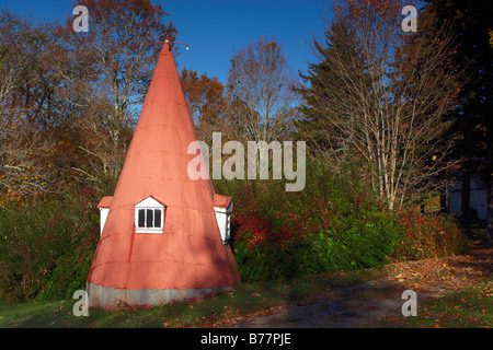 Une curieuse structure qui ressemble à un gnome house adjacent à l'entrée entrée d'une résidence Banque D'Images